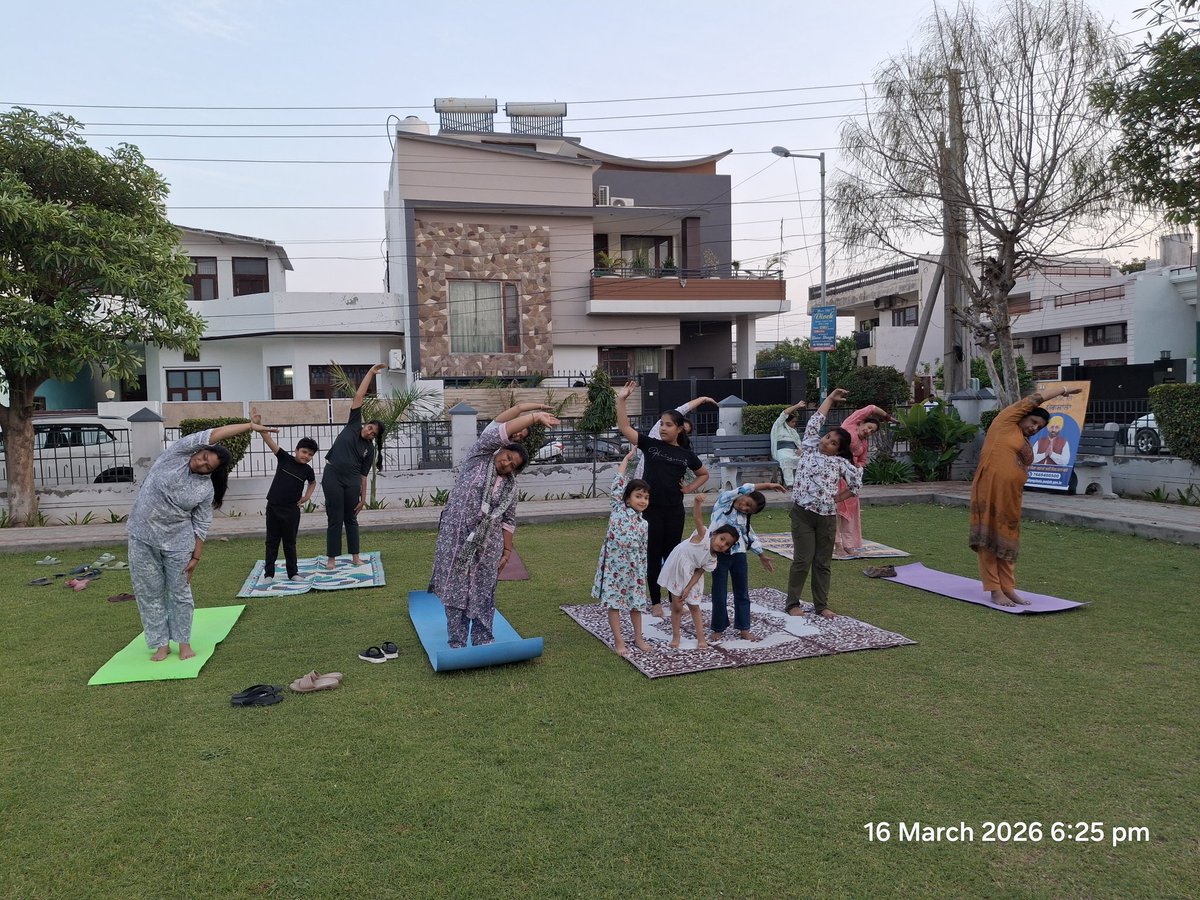 PremSingh14201's tweet photo. 🌿 #cmdiyogshala
ਯੋਗ ਨਾਲ ਬਦਲਦੀ ਜ਼ਿੰਦਗੀ, ਸੀ ਐਮ ਦੀ ਯੋਗਸ਼ਾਲਾ ਨਾਲ ਜੁੜਦੇ ਲੋਕ।
@cmdiyogshala 
@KamleshMSU https://t.co/0CirsQmESr