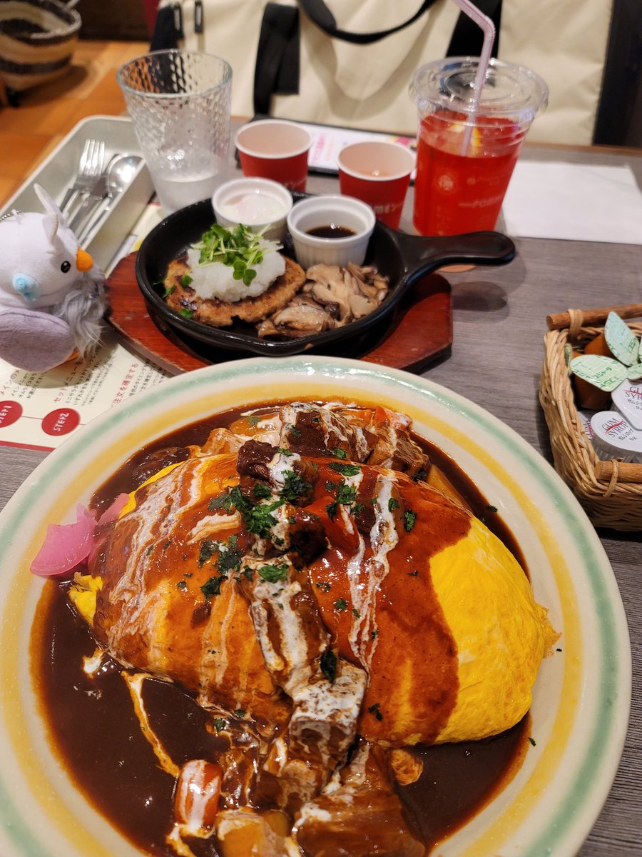 dlsnzkal's tweet photo. 日本来て初日に食べたポムの樹のビーフシチューオムライス！
超かぐや姫に影響され過ぎて始めての食事はオムライス！と思い行ったのはいいものの
Lサイズの度合いを知らず注文してしまった。この後完食してホテルまで３時間歩きました。 https://t.co/acDeffmrF5