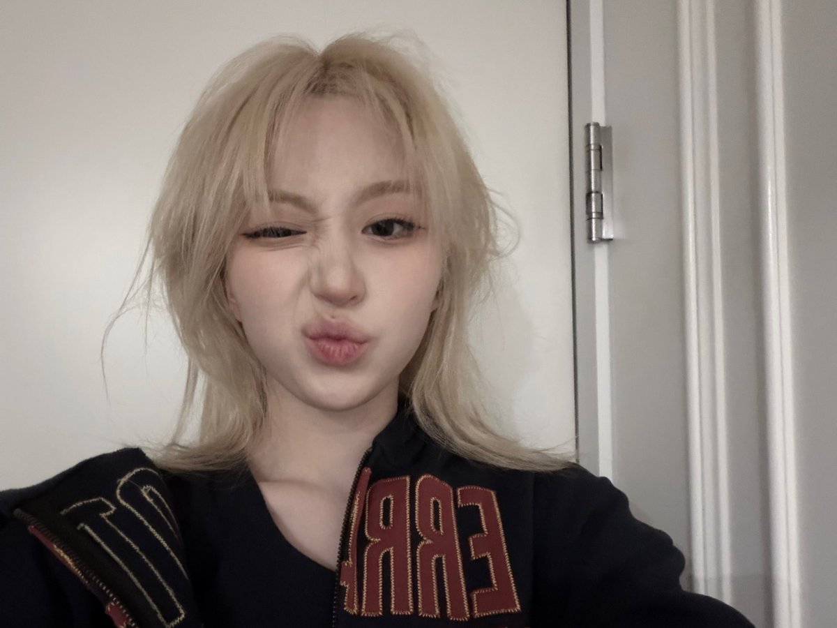 hourly nmixx tweet media