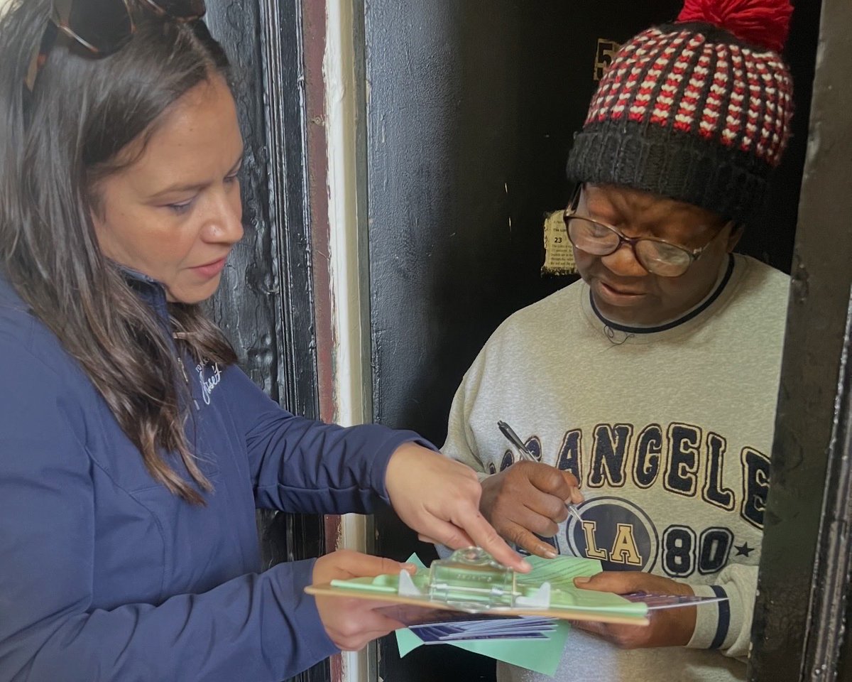 EmeritaTorresNY's tweet photo. Incredible weekend in Soundview w/#TeamTorres @latinodemsnyc & @TeamAOC!

Petitioning is more than collecting signatures - it’s about listening, connecting, and building together.

We met hundreds of our neighbors on the doors and in the streets. A 9/11 survivor, formerly incarcerated individual - turned justice advocate, social workers, non-profit warriors, street vendors, and we even registered our neighbors to vote on the spot.   

This is how we build a democracy that looks like us. 

Thank you to @latinodemsnyc for helping us a build a movement in the Bronx and for all you do across NYC to empower Latinos. We see you!  🗳️