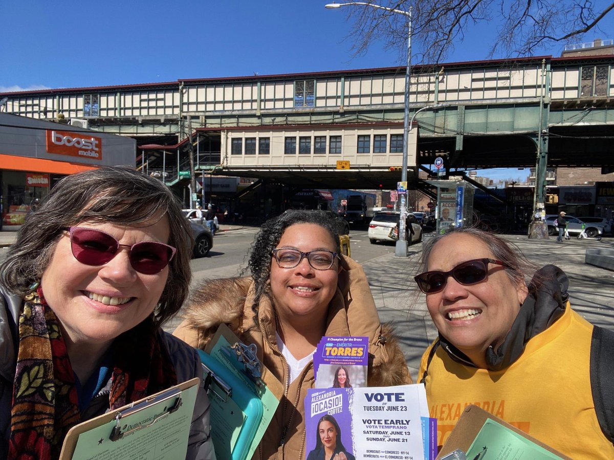 EmeritaTorresNY's tweet photo. Incredible weekend in Soundview w/#TeamTorres @latinodemsnyc & @TeamAOC!

Petitioning is more than collecting signatures - it’s about listening, connecting, and building together.

We met hundreds of our neighbors on the doors and in the streets. A 9/11 survivor, formerly incarcerated individual - turned justice advocate, social workers, non-profit warriors, street vendors, and we even registered our neighbors to vote on the spot.   

This is how we build a democracy that looks like us. 

Thank you to @latinodemsnyc for helping us a build a movement in the Bronx and for all you do across NYC to empower Latinos. We see you!  🗳️