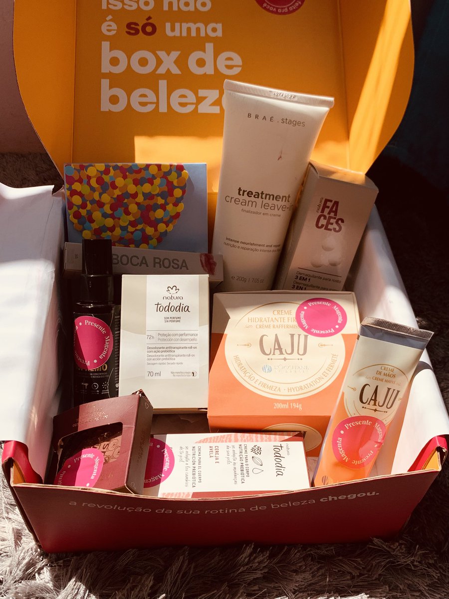 artchacenzo's tweet photo. gente, eu assino a box magenta e se eu pudesse faria todas as mulheres assinarem essa perfeição. ela só enviam o que colocam no perfil de beleza e vem só produtos maravilhosos (braê e boca rosa gritando). essa foi a box de março que chegou 🥹 https://t.co/HtZOWr5XMj