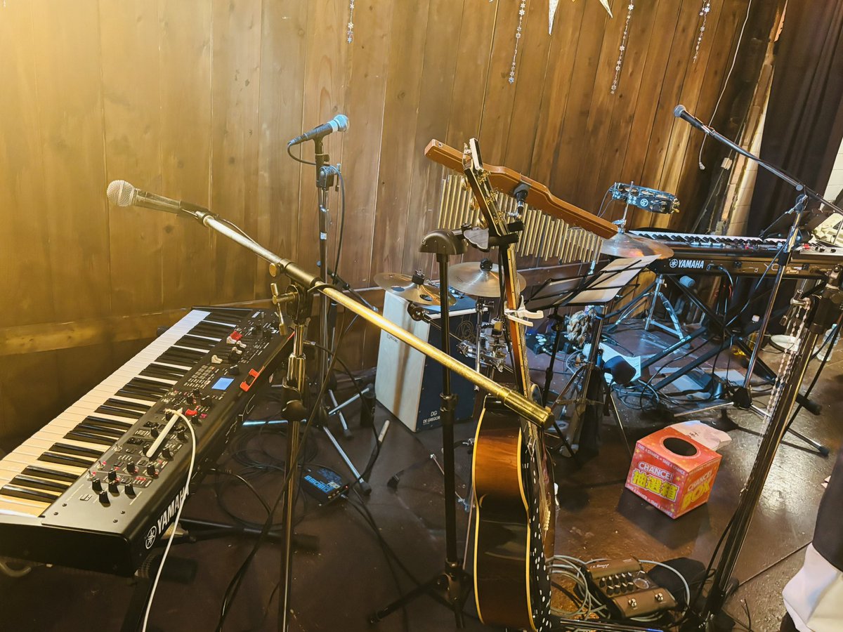 ALPHAMUSICAGENC's tweet photo. 小迫くん(@Tatsuya69Kosako)のワンマンライブ【JukeVox "REAL"】終演しました！
毎月の配信の形を、今日はお客さんの目の前でお届けしました🎶
若手チームも頑張りましたね🔥
引き続きJukeVoxをよろしくお願いいたします✨️
 #小迫竜也
 #JukeVox
 #ドットドット秋田犬 https://t.co/C6Ljfvy27y