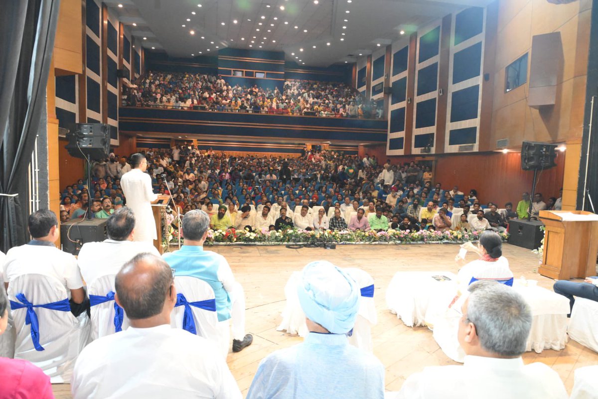 AITCofficial's tweet photo. Today, Shri @abhishekaitc addressed an important party workers’ meeting at Ahindra Mancha in Chetla, at a crucial juncture ahead of the Assembly elections.

Emphasising the need for focus and discipline, he called upon party workers to intensify their efforts on the ground and remain firmly connected with the people.

He underlined that the coming weeks will be decisive and urged everyone to work with unity, restraint, and determination.