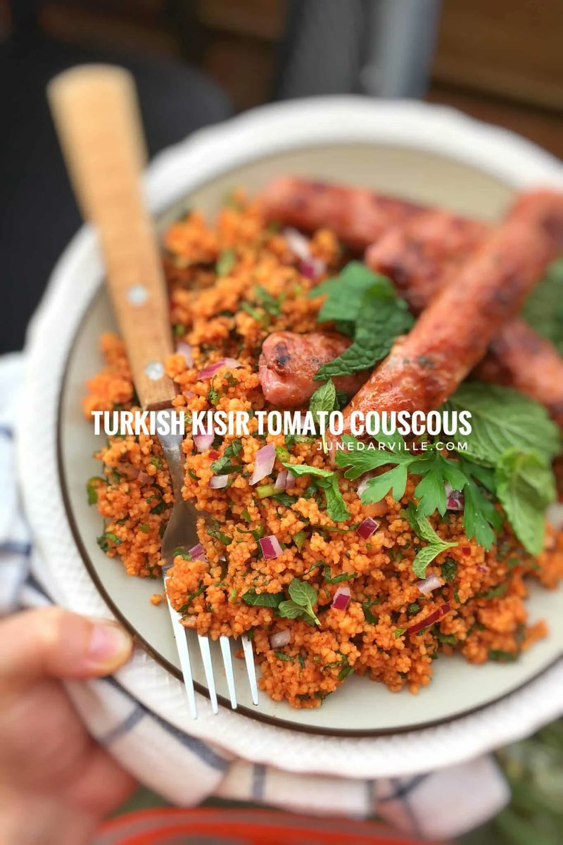 junedarville's tweet image. 🍅 𝐓𝐨𝐦𝐚𝐭𝐨 𝐂𝐨𝐮𝐬𝐜𝐨𝐮𝐬
🍅 This Turkish kisir is a savory cold couscous #salad that contains #tomato paste and fresh herbs, yum!
🍅 𝐑𝐞𝐜𝐢𝐩𝐞 &amp;gt;&amp;gt; junedarville.com/couscous-salad…