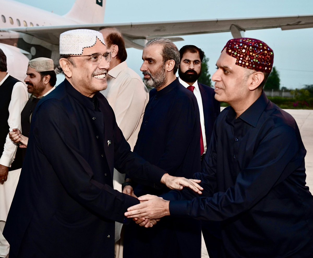 صدرِ پاکستان آصف علی زرداری کی سکھر آمد پر سکھر ایئرپورٹ ان کا پرتپاک استقبال کیا، اس موقع پر پارٹی کے دیگر رہنما اور کارکنان بھی موجود تھے۔