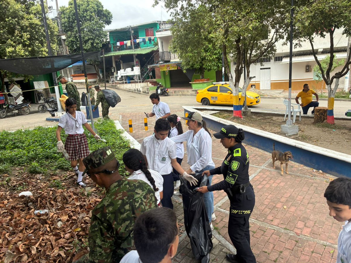 PoliciaDEMAM's tweet photo. 🌿👮‍♂️ #DiosYPatria

En Puerto Serviez, Policía Comunitaria, Ejército Nacional y comunidad realizaron jornada de ornato y embellecimiento en el parque principal, fortaleciendo la convivencia y el cuidado de espacios públicos.

#Dignidad https://t.co/w3lmRXQ3uq