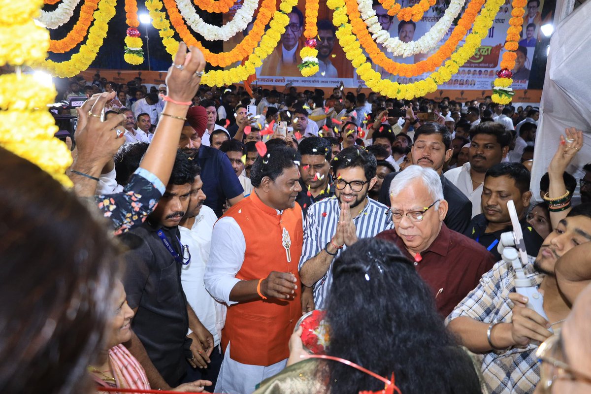 AUThackeray's tweet photo. कांदिवली येथील प्रभाग क्र. २६ चे नगरसेवक धर्मेंद्र काळे जी यांच्या 'जनसेवालय' ह्या जनसंपर्क कार्यालयाचे आज उद्घाटन केले. नागरिकांशी थेट संवाद साधत त्यांच्या समस्या तत्परतेने सोडवण्यासाठी ‘जनसेवालय’ निश्चितच एक प्रभावी माध्यम ठरेल. 
ह्यावेळी कांदिवलीतील नालंदा बुद्ध विहारात जाऊन भगवान गौतम बुद्धांना पुष्प अर्पण करून विनम्र अभिवादन केले.