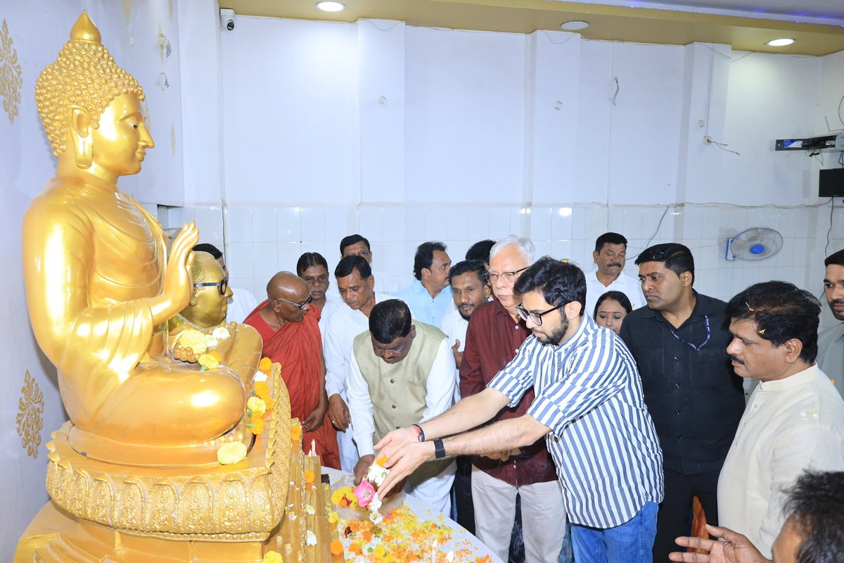 AUThackeray's tweet photo. कांदिवली येथील प्रभाग क्र. २६ चे नगरसेवक धर्मेंद्र काळे जी यांच्या 'जनसेवालय' ह्या जनसंपर्क कार्यालयाचे आज उद्घाटन केले. नागरिकांशी थेट संवाद साधत त्यांच्या समस्या तत्परतेने सोडवण्यासाठी ‘जनसेवालय’ निश्चितच एक प्रभावी माध्यम ठरेल. 
ह्यावेळी कांदिवलीतील नालंदा बुद्ध विहारात जाऊन भगवान गौतम बुद्धांना पुष्प अर्पण करून विनम्र अभिवादन केले.