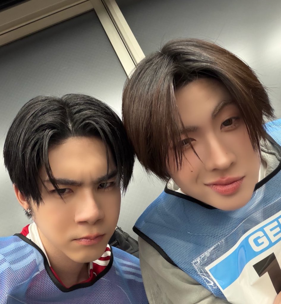 ตอนแรกนึกว่าดมด.พาเด็กรันทูงานมีต มองเห็นเสื้อน้องเฟิ้ดทำไมมีเลข1 ป้ายชื่ออบบใหม่หรอ สรุปมีคนเจอทมก.วิ่งไล่กันข้างนอก คาดป้ายมีเลขนัมเบ้อ ย้อนมาดูรูปใหม่ ตบเข่าดังป๊าบ ดูมันเล่น อิน เจแปนชัวร์