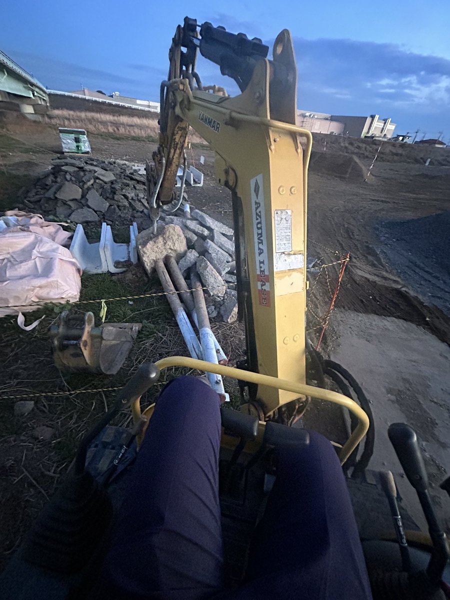NKD_TT's tweet photo. やっぱりvio20が1番好き。
特にブレーカー仕様。
#ヤンマー
#YANMAR
#vio20 https://t.co/Ggbeyxac4q