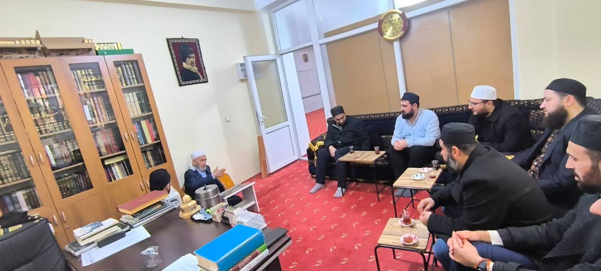 İlim yolunda bizlere rehberlik eden seydalarımızı, bayram vesilesiyle evlerinde ziyaret ettik. Tecrübelerini dinleyip, hayırlı dualarını aldık. Allah onlardan razı olsun, bizleri de yollarından ayırmasın.