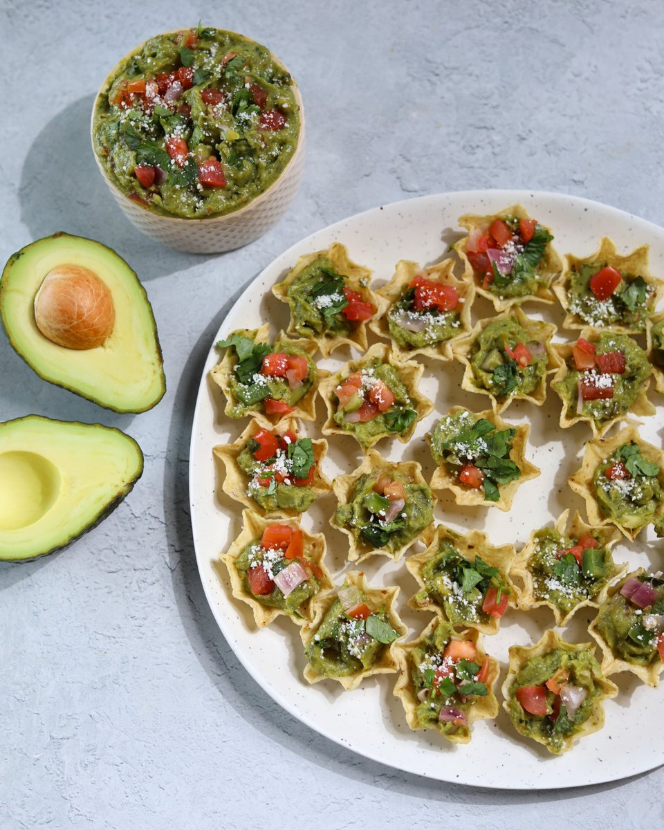 darlingclems's tweet photo. No matter the score, every fan knows that no #gameday is complete without fresh #guac! 🏈🥑

Bite-sized #avocado scoops are the ultimate hosting-hack for the big game this weekend - quick to prep, easy to serve, and guaranteed to disappear before halftime. 🤩 https://t.co/G3sfQSOrfL