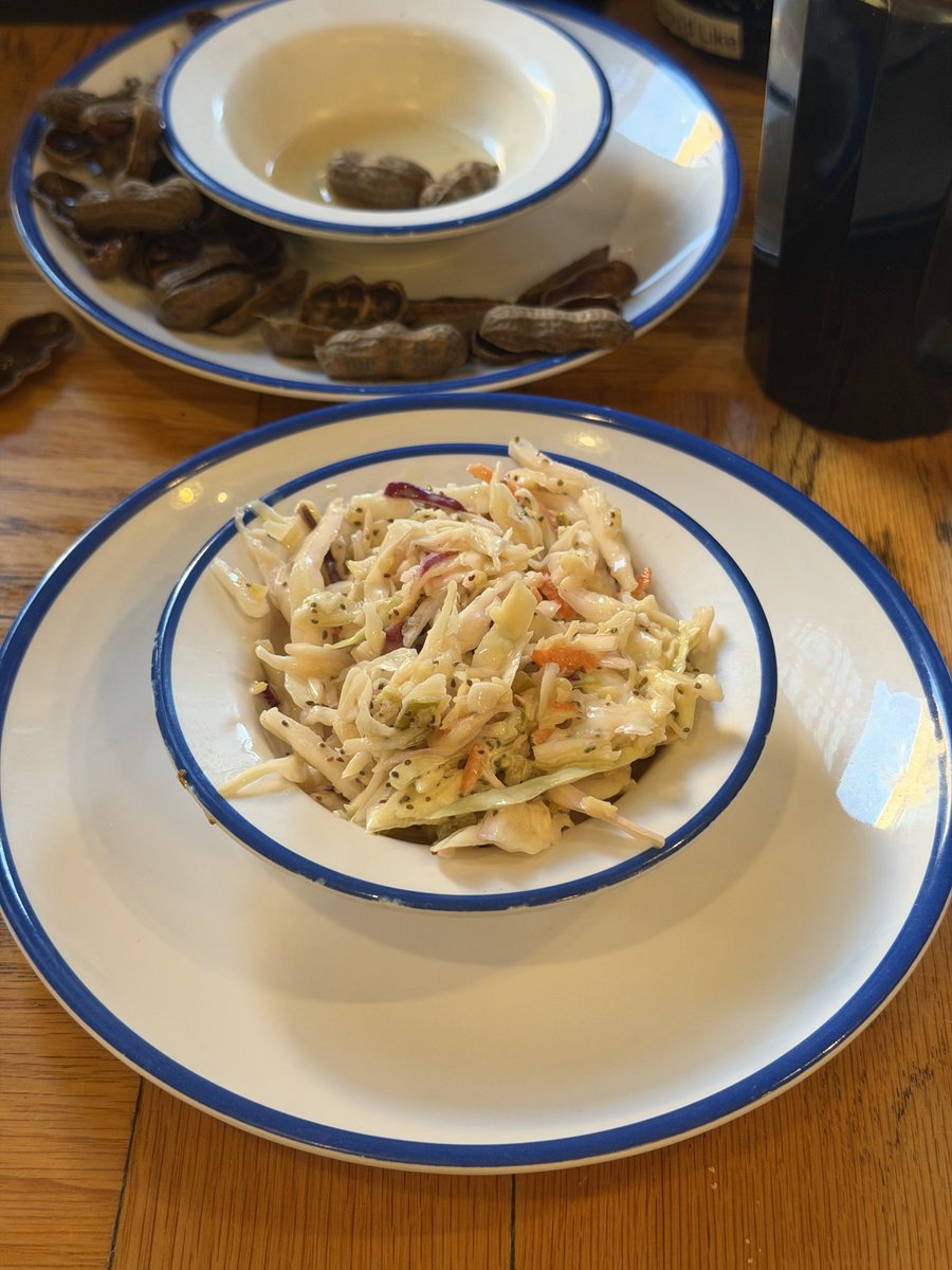 MansteinXX's tweet photo. #吃好饭 Hyman’s Seafood, Charlestown, SC
评分很高，很多名人明星，比如阿姆斯特朗，大猩猩尤因，很多演员等都去过了。但吃起来说实话感觉一般… https://t.co/CBVAoB8KUv