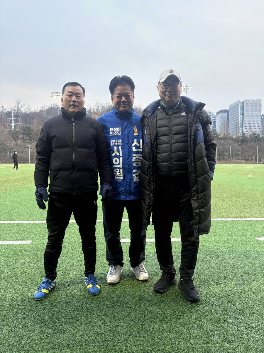 sangamworldcup's tweet photo. 일요일 아침, 눈 뜨자마자 난지천구장으로 향했습니다. 상암클럽, 상암DMC클럽 동호인분들께 인사드리며 하루를 시작했습니다.

바로 옆에서는 하늘공원·노을공원을 달리던
마라톤 동호회 최오규 회장님을 우연히 만나
기분 좋은 아침 인사도 나눴습니다. https://t.co/JuATFWXRTi