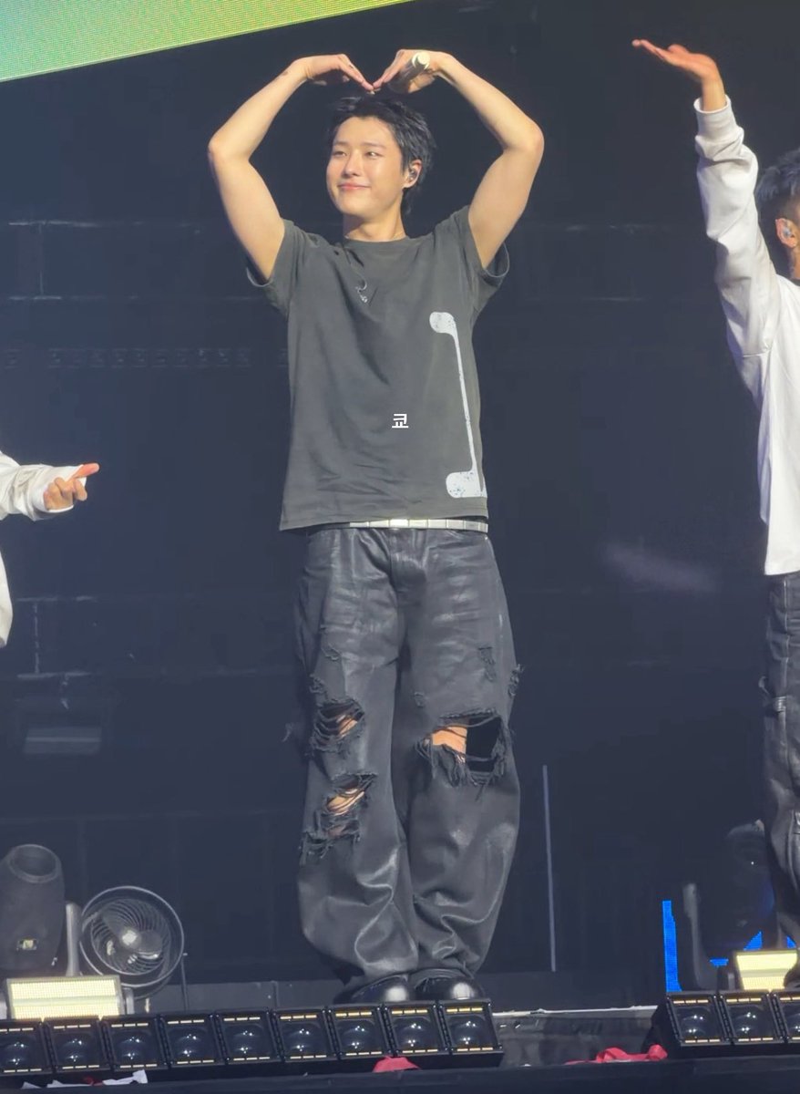 dnwmwmup's tweet photo. 콘서트 블로그 쓰는중인데
다시봐도 정말 귀엽고 착하다 https://t.co/rwthJz3KrB