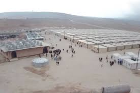 نذكّر البيئة التي لا تعرف شيئاً ولا تقرأ ولا تتعظ من الدروس، أن حزب الله بنى في الهرمل مخيّماً كاملاً فيه خدمات شاملة من مياه وكهرباء وصرف ومتاجر واتصالات وحتى مكان للعبادة للنازحين الشيعة السوريين ، وترك شيعة الجنوب على الطرقات والأرصفة والخيم في صيدا وبيروت وغيرها.
