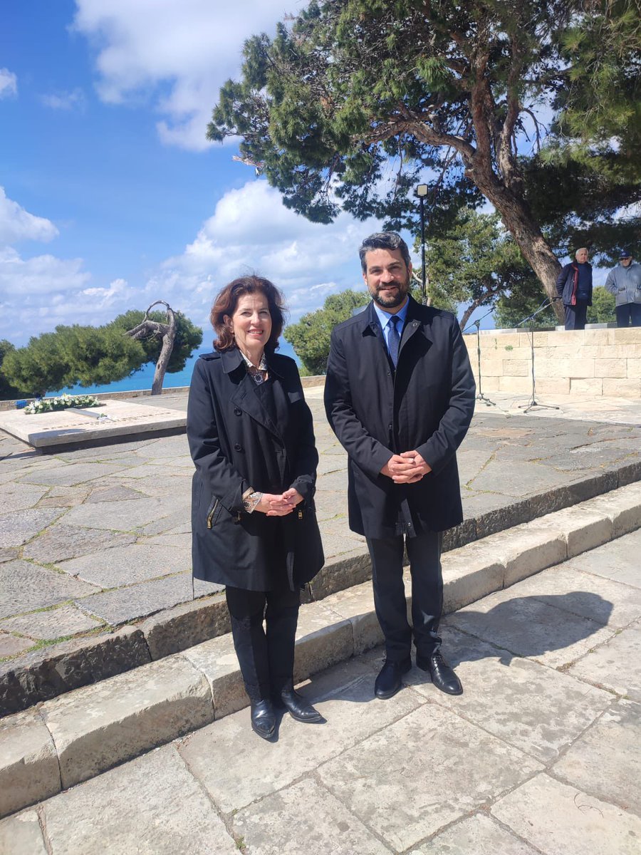 Laurence Auer tweet media