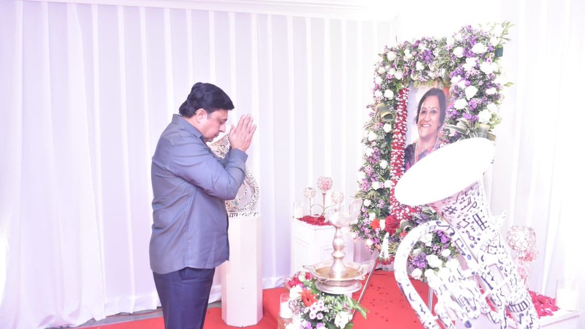 📍नागपूर 
दैनिक लोकमत परिवाराच्या वतीने आयोजित स्व. ज्योत्स्ना दर्डा स्मृती १३ वा “सूर ज्योत्स्ना राष्ट्रीय संगीत पुरस्कार” वितरण समारंभ नागपूर येथील विभागीय क्रीडा संकुल स्टेडियम, मानकापूर, कोराडी रोड येथे पार पडला.