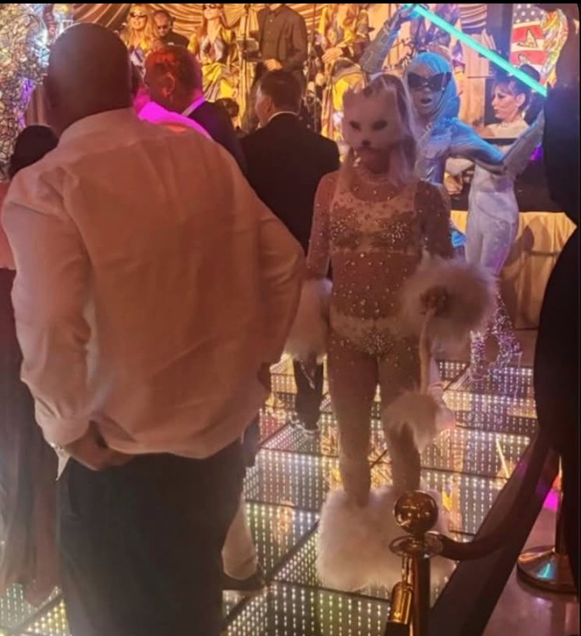 therockbella's tweet image. There's a reason Mar-a-Lago is mentioned in the Epstein files more than Epstein Island is.

Epstein Island, 152. 

Mar-a-Lago, 630.

#TrumpEpstienFiles 
#PedoInChief