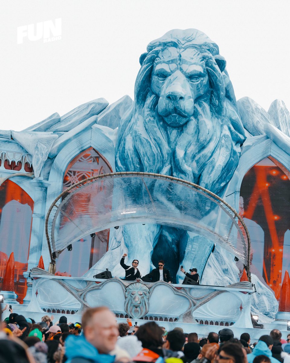 funradio_fr's tweet photo. 🦁❄️ ELLE RENAÎT DE SES CENDRES ❄️🦁

Tomorrowland Winter a débuté hier à l’Alpe d’Huez et, chose promise, chose due : le festival a dévoilé sa magnifique scène Orbyz, thème principal de l’édition 2025 de Tomorrowland, avant qu’un terrible incendie ne détruise en quelques minutes la mainstage. 🥲

Perchée à 2 100 mètres d’altitude, là où la mythique Amare se posait lors des précédentes éditions, le lion de glace est désormais prêt à accueillir les festivaliers. ❄️🥰

Rendez-vous dès mardi sur Fun Radio et sur nos réseaux sociaux pour vivre cette nouvelle édition qui s’annonce plus que jamais magique. 😍

📸 Tomorrowland