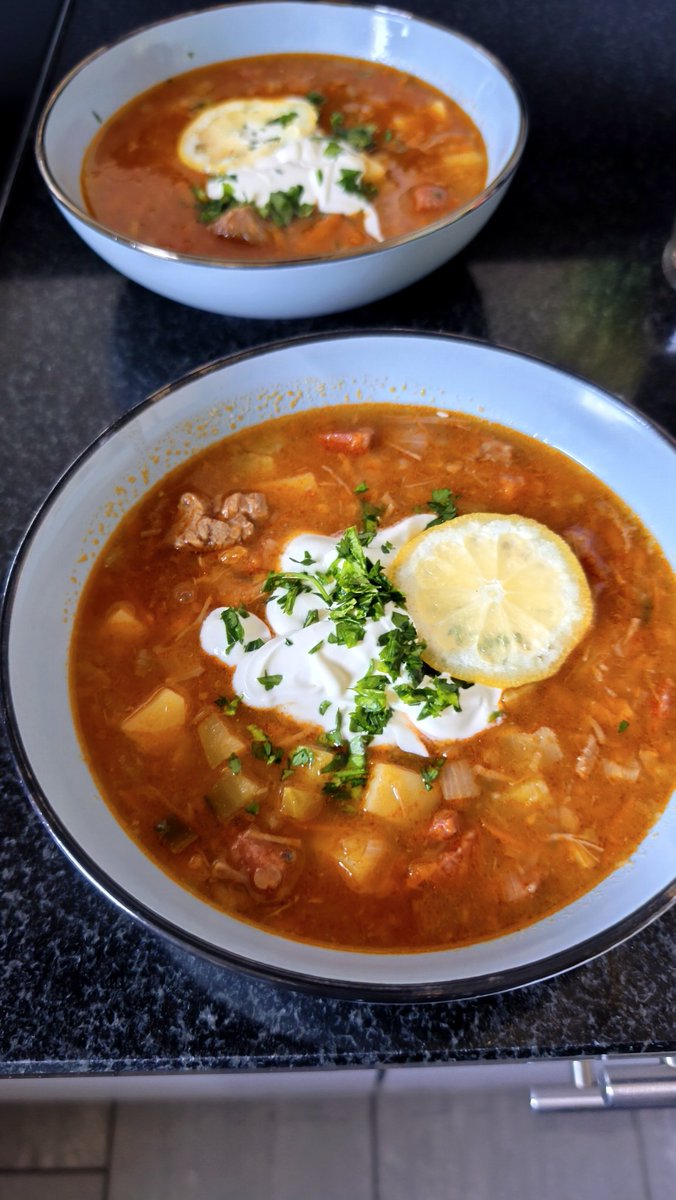 Super Idee. Eine X-Kochgruppe ❤️ 

Ich habe mich heute an eine Soljanka gewagt ohne zu wissen, wie die genau schmecken muss. Habe sie vor 20 Jahren einmal gegessen und weiß nur noch, es war verdammt lecker. Eventuell hat ja jemand hier ein authentisches Rezept. Anscheinend gibt's