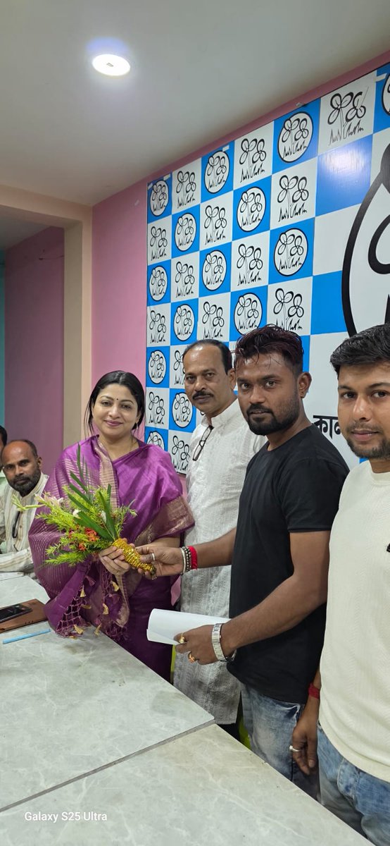 IndiaWantsMB's tweet photo. আজ নদিয়া উত্তর সাংগঠনিক জ���লার কালীগঞ্জ বিধানসভার তৃণমূল কংগ্রেসের প্রার্থী সম্মানীয়া অলিফা আহমেদ মহাশয়াকে শুভেচ্ছা বার্তা ও সম্বর্ধনা জ্ঞাপন করলেন @IndiaWantsMB নদিয়া উত্তর সাংগঠনিক জেলার সদস্যরা।

#IndiaWantsMamataDi https://t.co/qle6tQ93GW