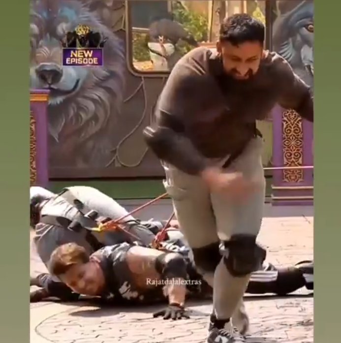 Ab btao ye aadmi jo Zameen chaat rha hai wo kaha rha ki "Mai hota to jaldi hara deta"😂😂

#RajatDalal #The50 #FaisalShaikh