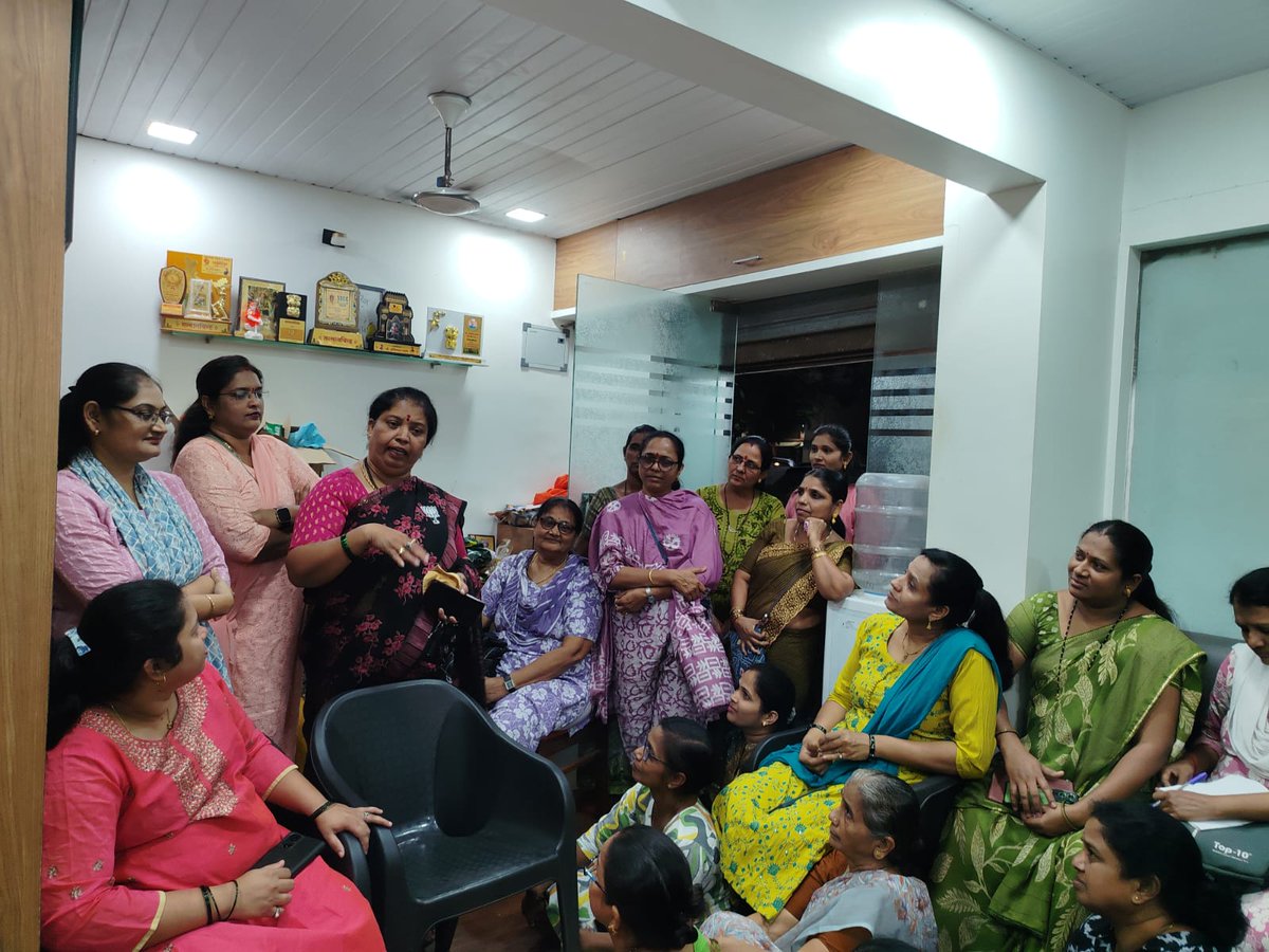 KalyaniParab's tweet photo. माननीय रवींद्र जी चव्हाण साहेब यांच्या मार्गदर्शनाखाली, भारतीय जनता पार्टीच्या नगरसेविका डॉ. सुनिता पाटील ताई यांच्या कार्यालयामध्ये आज महिलांची महत्वपूर्ण बैठक आयोजित करण्यात आली.
या बैठकीमध्ये महिला बचत गटांच्या माध्यमातून महिलांनी एकत्र येऊन बचत गट स्थापन केले https://t.co/A66gfXxQRv