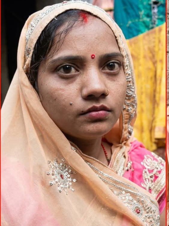 NiharikaHindu's tweet photo. नई नवेली दुल्हन का ऐसा धमाका।
शादी के महत्व कुछ दिनों बाद ही उसने अपने पति को कमाने बाहर भेज दिया। 

ससुराल में अपने पुराने प्रेमी को बुला लिया 
दोनों रंगरलिया मना रहे थे कि ससुराल वालों ने रंगे हाथों पकड़ लिया।
ससुर ने गुस्से में पूछा ," बेटी " तू पति के साथ रहेगी या प्रेमी के साथ? 
बिना हिचकिचाहट के दुल्हन बोली प्रेमी के साथ सब हैरान फिर क्या था! 
गांव वालों ने फैसला सुना दिया और दोनों की शादी कर दी।
सवाल यह है प्यार में सच्चाई कितनी!?  शादी का बंधन टूट तो प्रेमी ने साथ दिया।   या यह बस एक और समाज का ड्रामा ?  क्या कहते हो आप ?  कमेंट में बताओ! 
👇
