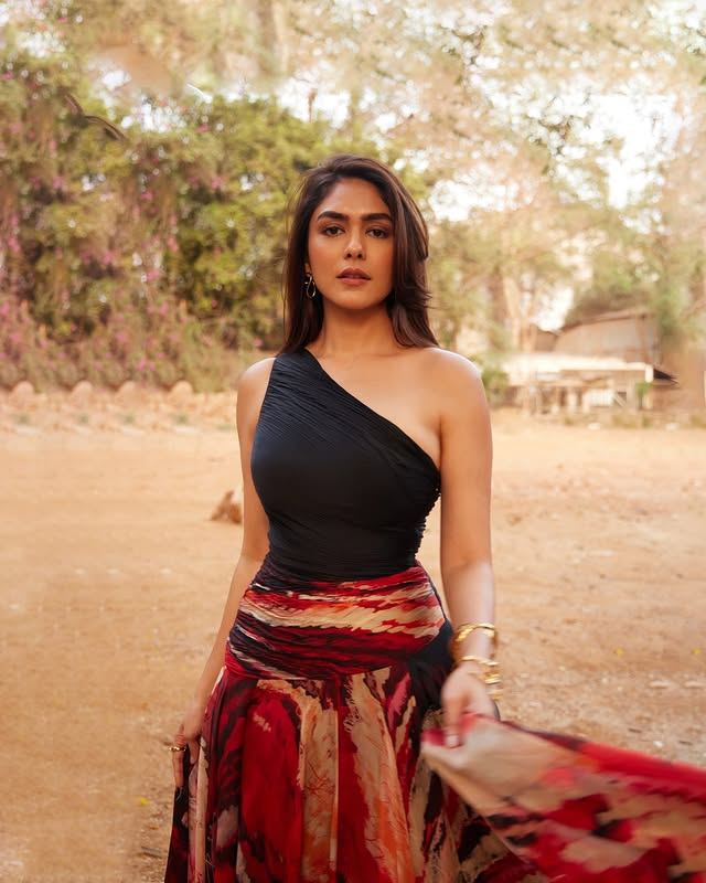 Mrunal Thakur ~ Mommy Figure 🌚🤤🛐