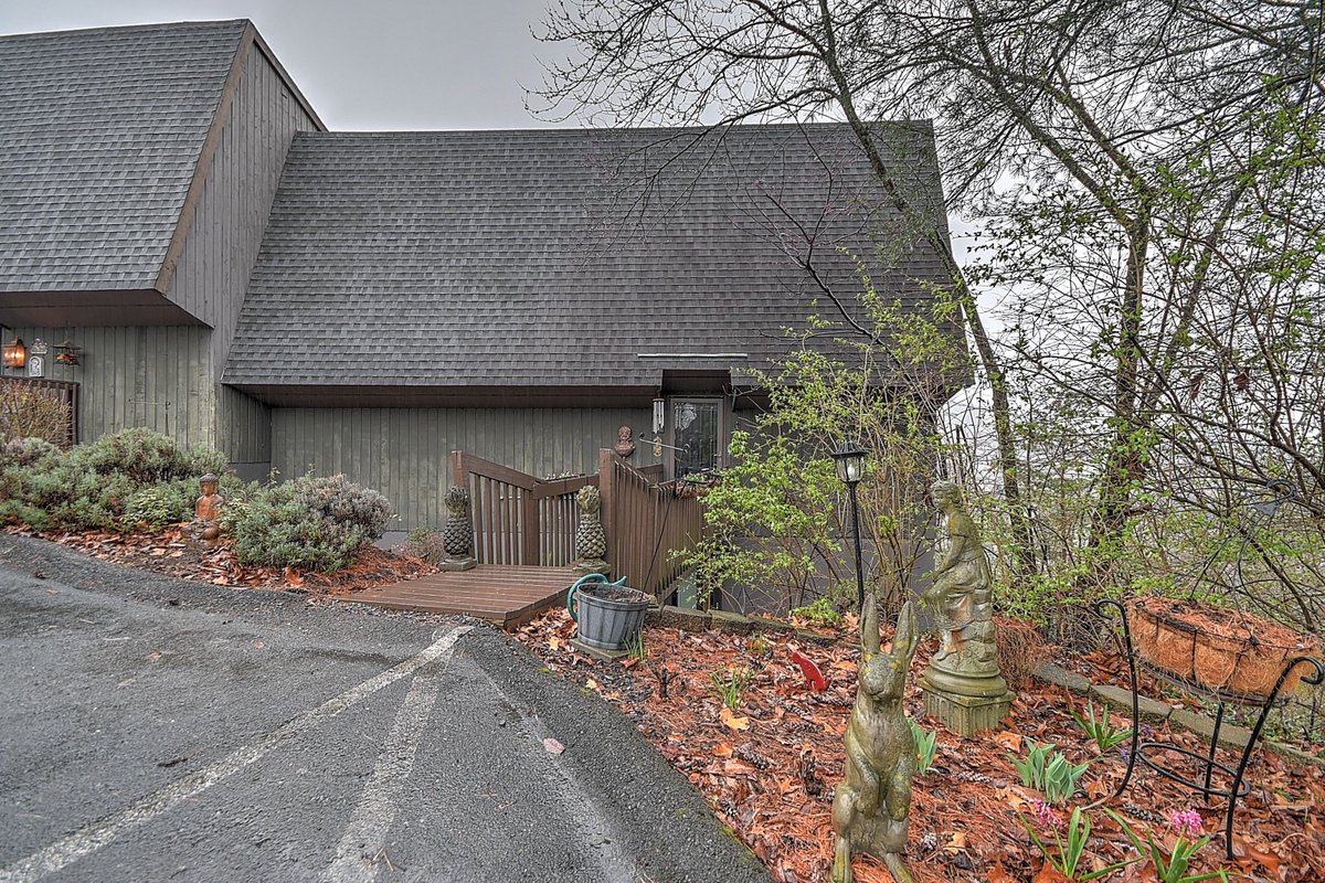 Zillow Gone Wild 🏡 tweet media