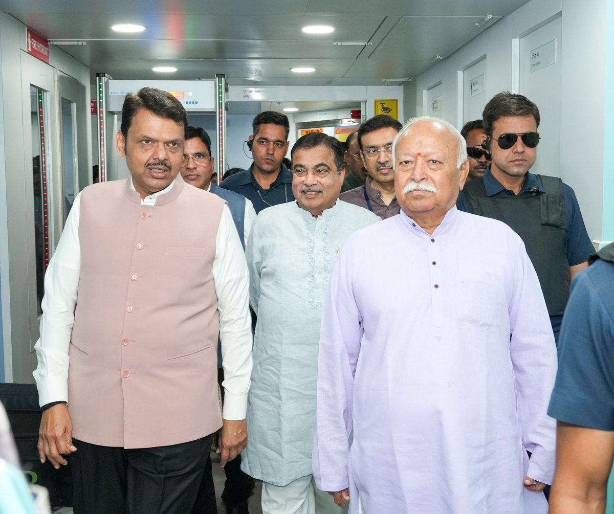 सरसंघचालक डॉ. मोहन भागवत आणि मुख्यमंत्री देवेंद्र फडणवीस तसेच केंद्रीय मंत्री नितीन गडकरी यांनी श्री सिद्धिविनायक सेवा फाउंडेशन, नागपूर द्वारा निर्मित गंगाधरराव फडणवीस मेमोरियल डायग्नोस्टिक सेंटरची पाहणी केली. 

<a href="/DrMohanBhagwat/">Mohan Bhagwat</a> <a href="/Dev_Fadnavis/">Devendra Fadnavis</a> <a href="/nitin_gadkari/">Nitin Gadkari</a> <a href="/cbawankule/">Chandrashekhar Bawankule</a>