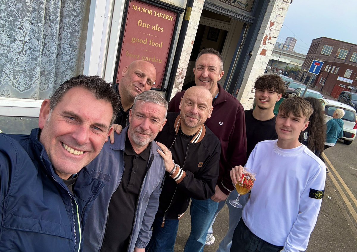 craig_toy's tweet photo. Get innn with @AVFCOfficial boyzzzzz
#uyv💜💙
#mrtoy🫶 https://t.co/NntBAbLj5h