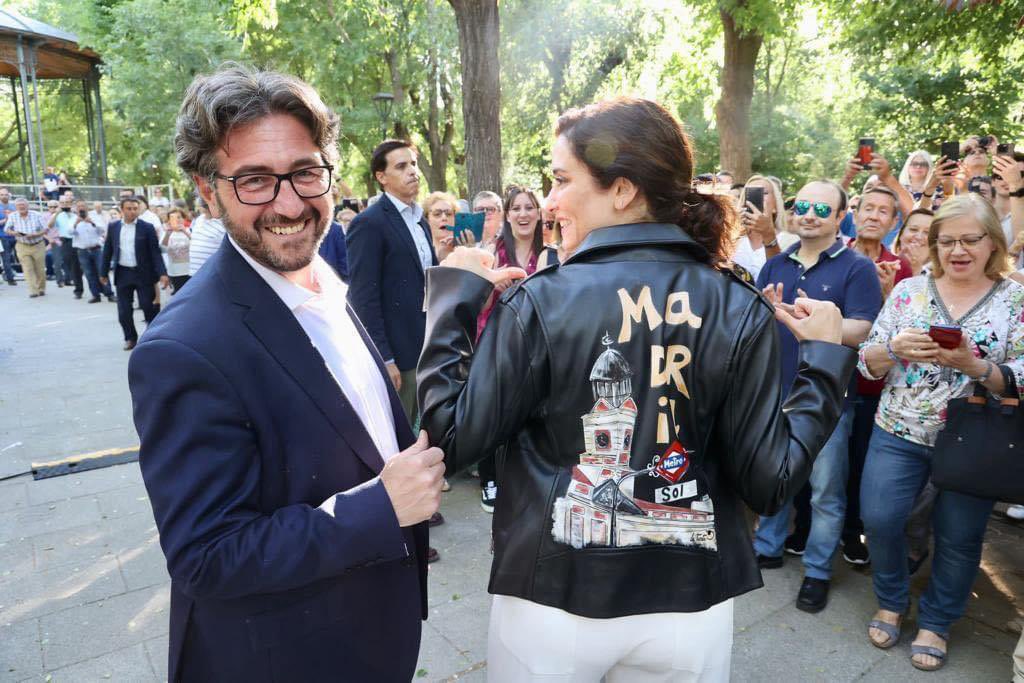 Como dice nuestro Alcalde <a href="/Aguado_pp/">Salomón Aguado - Alcalde de Pinto</a> : Pinto está de moda 😜

Igual que la 'chupa' de cuero que le regalamos a la Presidenta de la Comunidad de Madrid, Isabel Díaz Ayuso, y que luce con orgullo pinteño y madrileño ✨️

elle.com/es/star-style/…