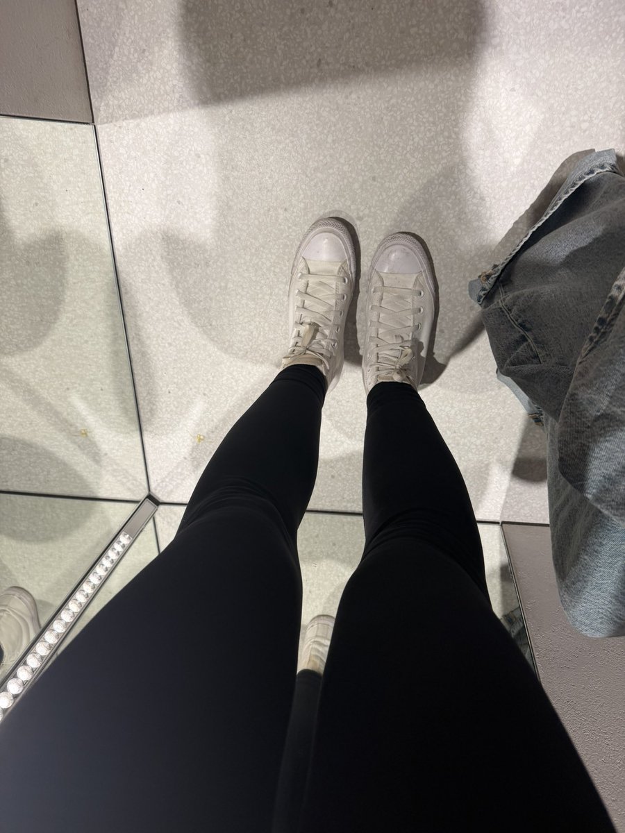 goddess_j2's tweet photo. Who’s into black gym leggings? https://t.co/XBhB6fB3D1