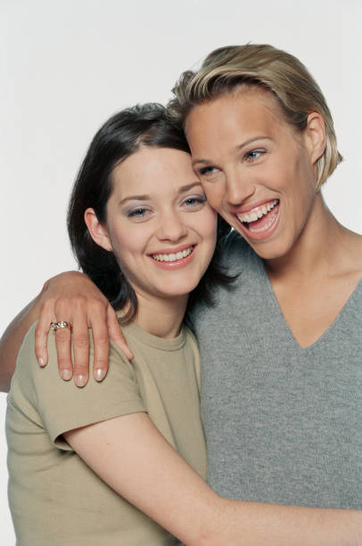 TeleMediaFr's tweet image. #Souvenir #MarionCotillard et #EmmaSjöberg prennent la pose pour le film #Taxi le 13 mars 1998 à Paris.