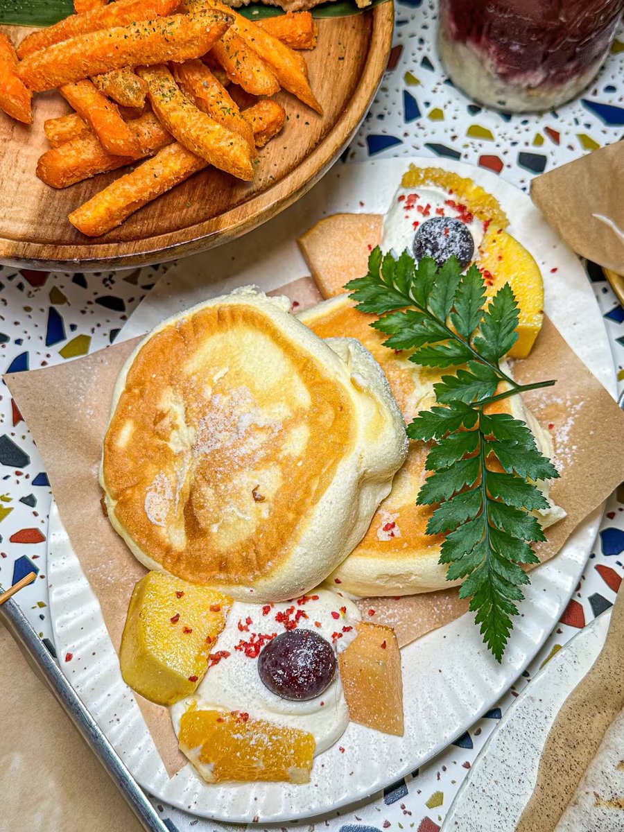 TfMABEd1's tweet photo. Holiday Feast Alert! Try our Limited-Edition Festive Pizza—loaded with spiced turkey, cranberry glaze, u0026 rosemary crust. Perfect for sharing this holiday! Grab yours before it’s gone! https://t.co/YfGi08RRXb
