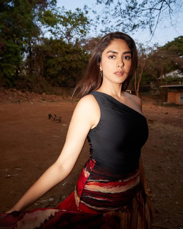Mrunal Thakur ~ Mommy Figure 🌚🤤🛐