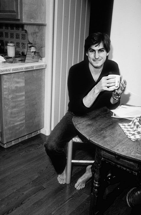 THE “EMPTY TABLE PRINCIPLE”: 

How Steve Jobs Used Silence to Outsell Every Competitor

In 1997, Apple was weeks away from bankruptcy.

The stock was crashing.

Employees were quitting.

The brand was considered dead.

So the board brought back Steve Jobs… and his first act