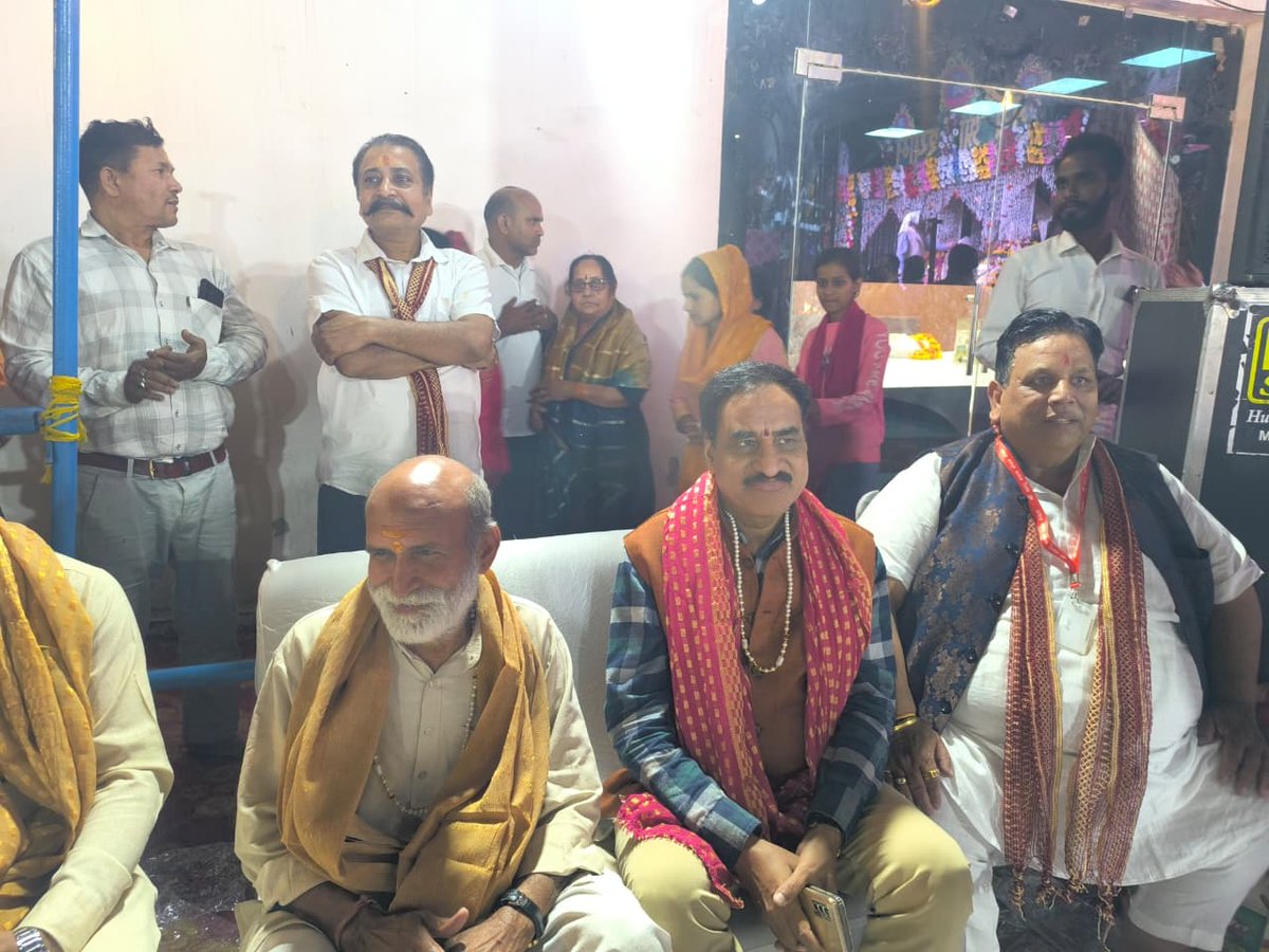 vinod_bansal's tweet photo. शास्त्र, शक्ति व संस्कारवन संतान से सुसज्जित हो हिंदू समाज.. 
भक्ति में लीन रहने वाले हिंदू समाज की शक्ति कहीं ना कहीं कमजोर हो रही है। प्रत्येक हिंदू के घर में शास्त्रों के अध्ययन और शक्ति के संचयन के साथ समुचित संख्या में संस्कारवान संतान की भी महती आवश्यकता है।
हम ग्लोबल कनेक्टिविटी के लिए तो जुटे हैं किंतु स्वयं भगवान् से और अपनी संतान से डिस्कनेक्ट होते जा रहे हैं। परिवार और पड़ोसी से नियमित व समुचित संवाद के अभाव में हिंदू समाज में असुरक्षा की भावना भी पनप रही है। 
अब हमें एक जुट परिवार और अपनत्व से भरा आत्मीय पड़ोसी बनाने की दिशा में आगे बढ़ना होगा। इसके लिए परिवार में नियमित सामूहिक सत्संग, स्वाध्याय, सहभोज व संवाद आवश्यक है जिसमें कभी कभी किसी पड़ोसी की सहभागिता भी हो।
दूसरा अपने वंश और समाज के उत्तम स्वास्थ्य हेतु बच्चों को संस्कारवान व सुशिक्षित बनाकर, उनकी समय पर शादी व समुचित संतान हेतु भी प्रेरित करना होगा।
हमारे प्रत्येक देवी देवता के हाथों में कोई ना कोई अस्त्र शस्त्र अवश्य है, तो हिंदू समाज शक्ति विहीन क्यों रहे! शक्ति की उपासना के पर्व नव रात्रियों में हम सभी को मां भगवती जैसा शक्ति सम्पन्न और आत्मरक्षा से युक्त बनना चाहिए। तभी हम सभी अपने परिवार, स्वधर्म, स्व संस्कृति व स्वराष्ट्र की रक्षा कर पाएंगे। 
कल गुरुग्राम के खांडसा रोड पर श्री खाटू श्याम सेवक मंडल द्वारा आयोजित बाबा खाटू श्याम के श्री श्याम संकीर्तन महोत्सव में सहभागिता करने का सौभाग्य प्राप्त हुआ। विहिप के विभाग अध्यक्ष श्री गुरुग्राम विभाग अध्यक्ष श्री ईश्वर मित्तल द्वारा आयोजित इस महोत्सव में मेरे साथ विहिप के प्रांत, विभाग जिले और प्रखंडों के अनेक पदाधिकारी साथ थे।