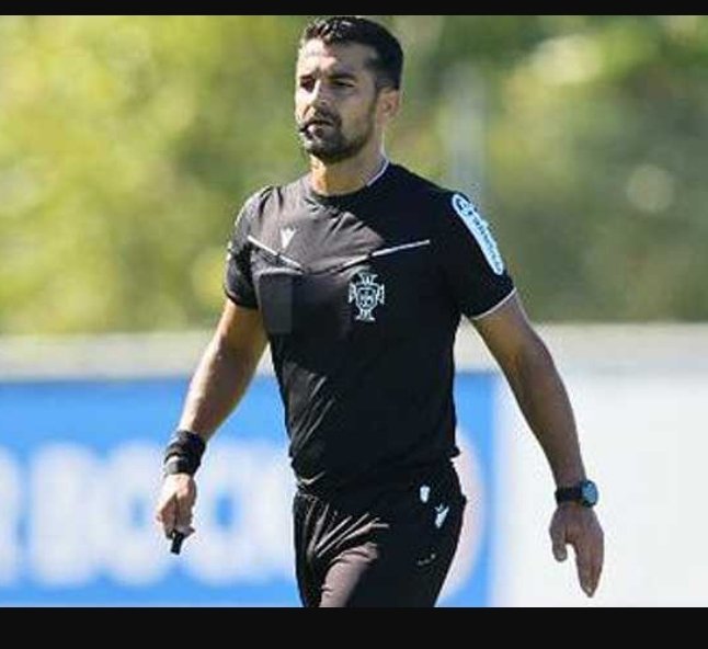 Árbitro Vítor Ferreira é incompetente e muito!
Só faltou vestir a camisola do Sporting... 
O Sporting B venceu o Feirense com ajuda de incompetentes...
