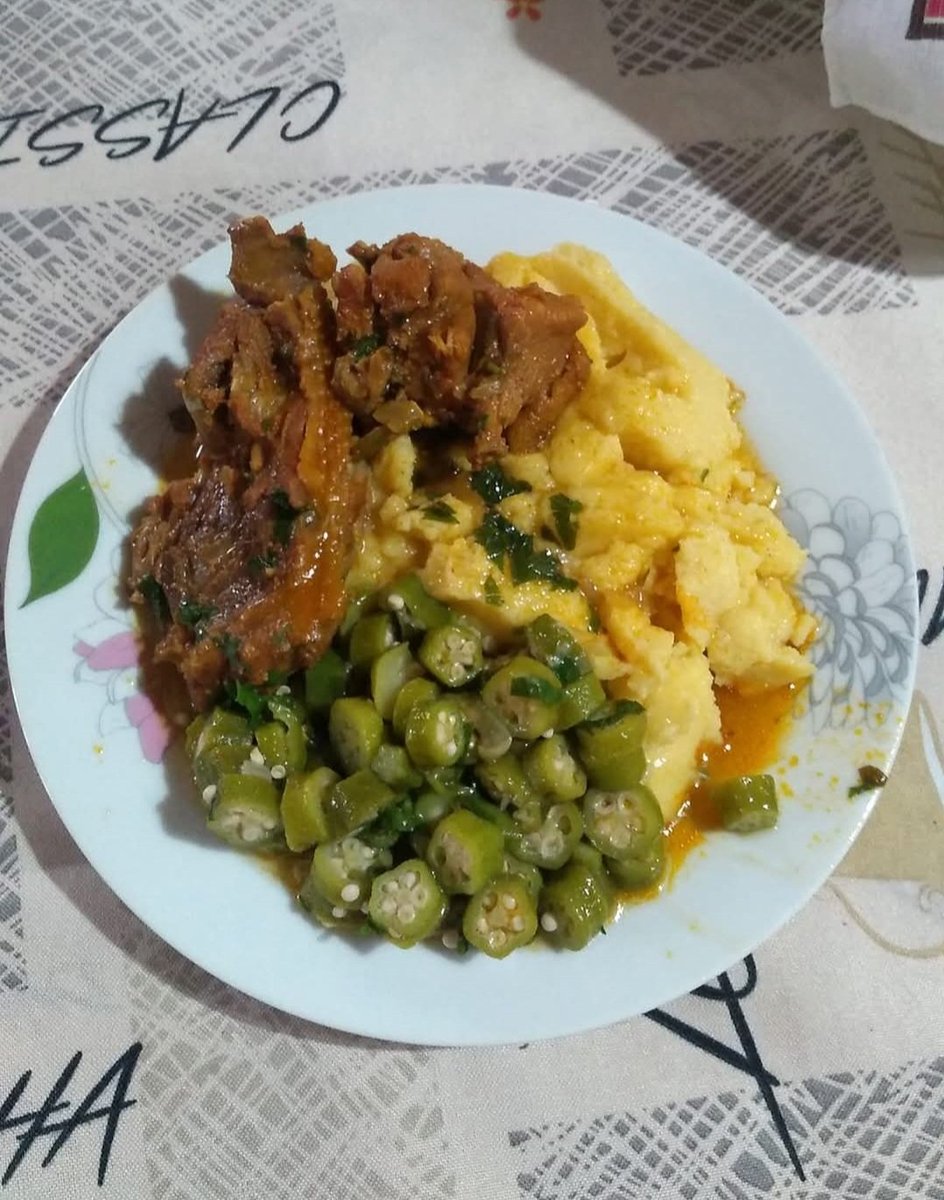sejam sinceros.. frango caipira, quiabo e angu, cês comeriam?