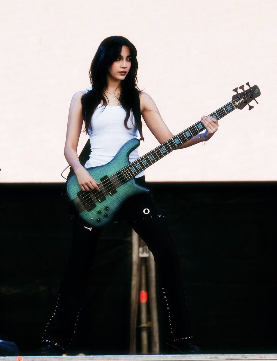 ale daily pics 🎸 (@alevdaily) on Twitter photo 