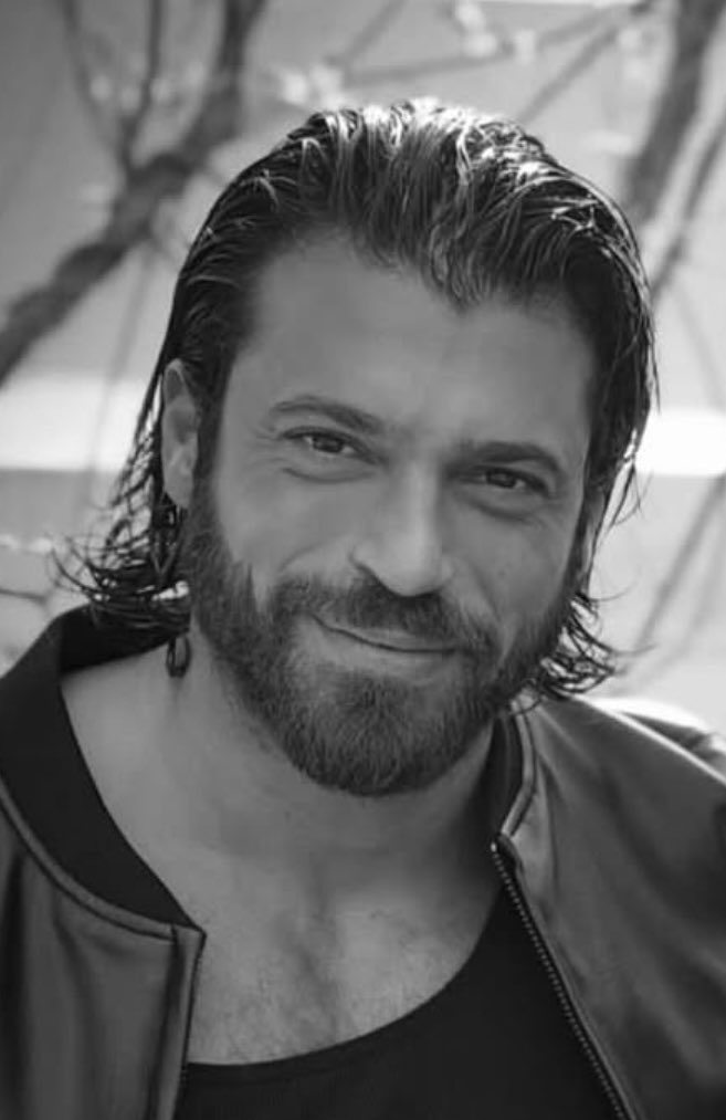 “Chissà se a quelli che non perdono occasione per dirti come dovresti vivere la tua vita viene mai il dubbio che la tua vita ti piaccia già parecchio così com'è...”

#CanYaman 🫶