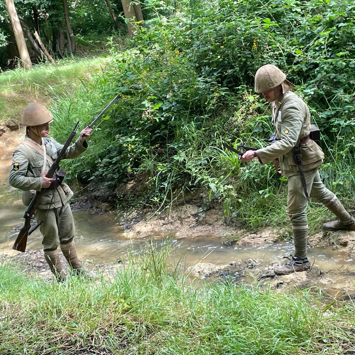 JReenactmentUK's tweet photo. 陸戦隊は、狭い川沿いで戦術移動訓練を行っている。 https://t.co/a3wPeATTSO