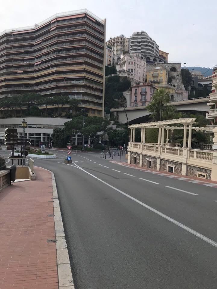 schweizok2's tweet image. Erinnerungen an den 22. März 2020 
DAS GAB‘S HIER NOCH NIE 😮
Ausnahmezustand in Monte-Carlo, Monaco 🇲🇨
#Coronavirus 
Kein Mensch auf den Straßen !! 
Alle Touristen haben fluchtartig das Fürstentum verlassen. 
Das Formel1-Rennen wurde abgesagt!! 
Wir haben uns dann auch auf den