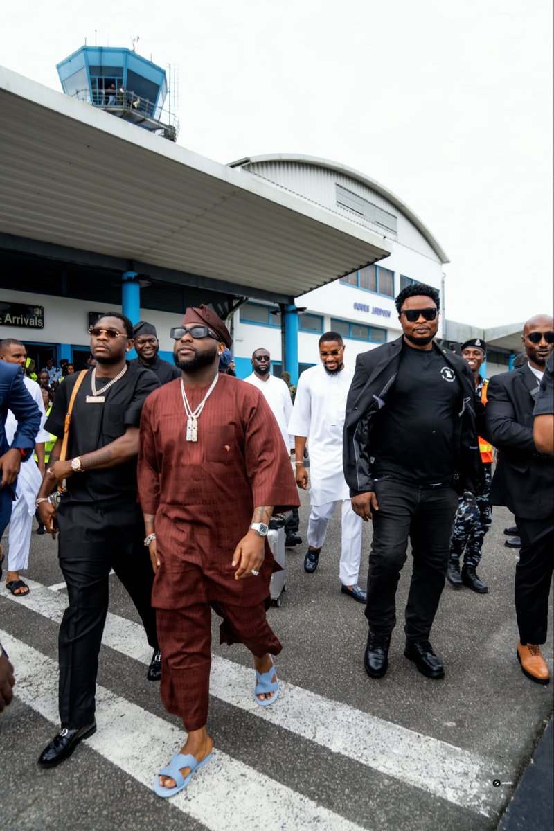 Big_Djcruzz's tweet image. Baddest is about to start his Europe tour in a couple of days. If you truly are #30BG and love Davido, prove it by liking this picture.