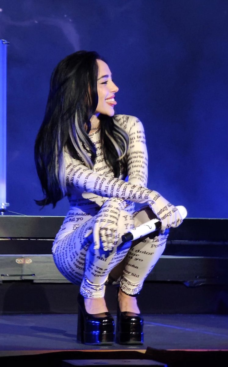 st4rnicki_'s tweet photo. podemos hablar de lo perfecta que se veía con este look?! demasiado ICÓNICA 💋📰🤍 https://t.co/X9zV0z14Xs