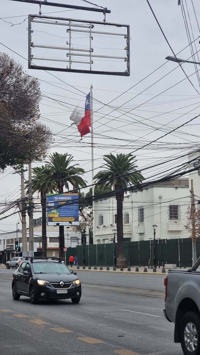 M_Sag01's tweet photo. Durante tres días de duelo nacional, la bandera gastada se mantuvo a plena asta en dependencias municipales de @Muni_LaCisterna, en abierta contradicción con lo dispuesto a nivel país. Parece que no se trata de un hecho aislado ni de un descuido puntual. @biobio https://t.co/u391P5p85R